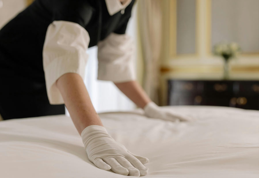 personale che esegue pulizie di hotel